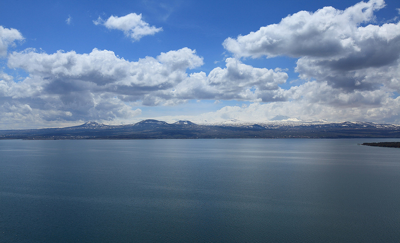Озеро Севан Армения. Птицы озера Севан. Озеро Севан барашки. Озеро Севан пляж. Глубина озера севан